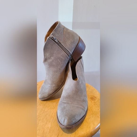 Qupid Taupe tan suede ankle booties 7.5 - Picture 7 of 9